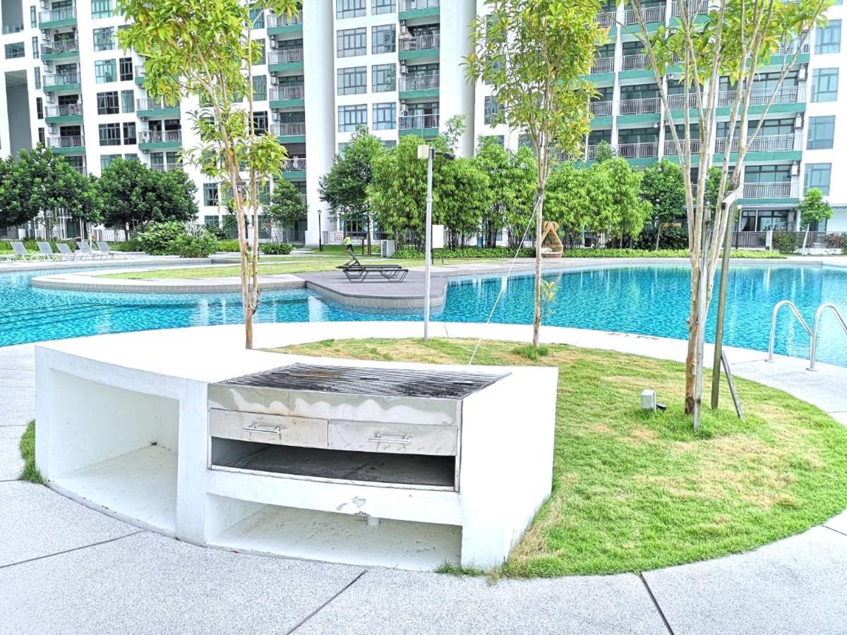 YOLO Budget CONDO Premium Facilities Johor Bahru Exterior foto